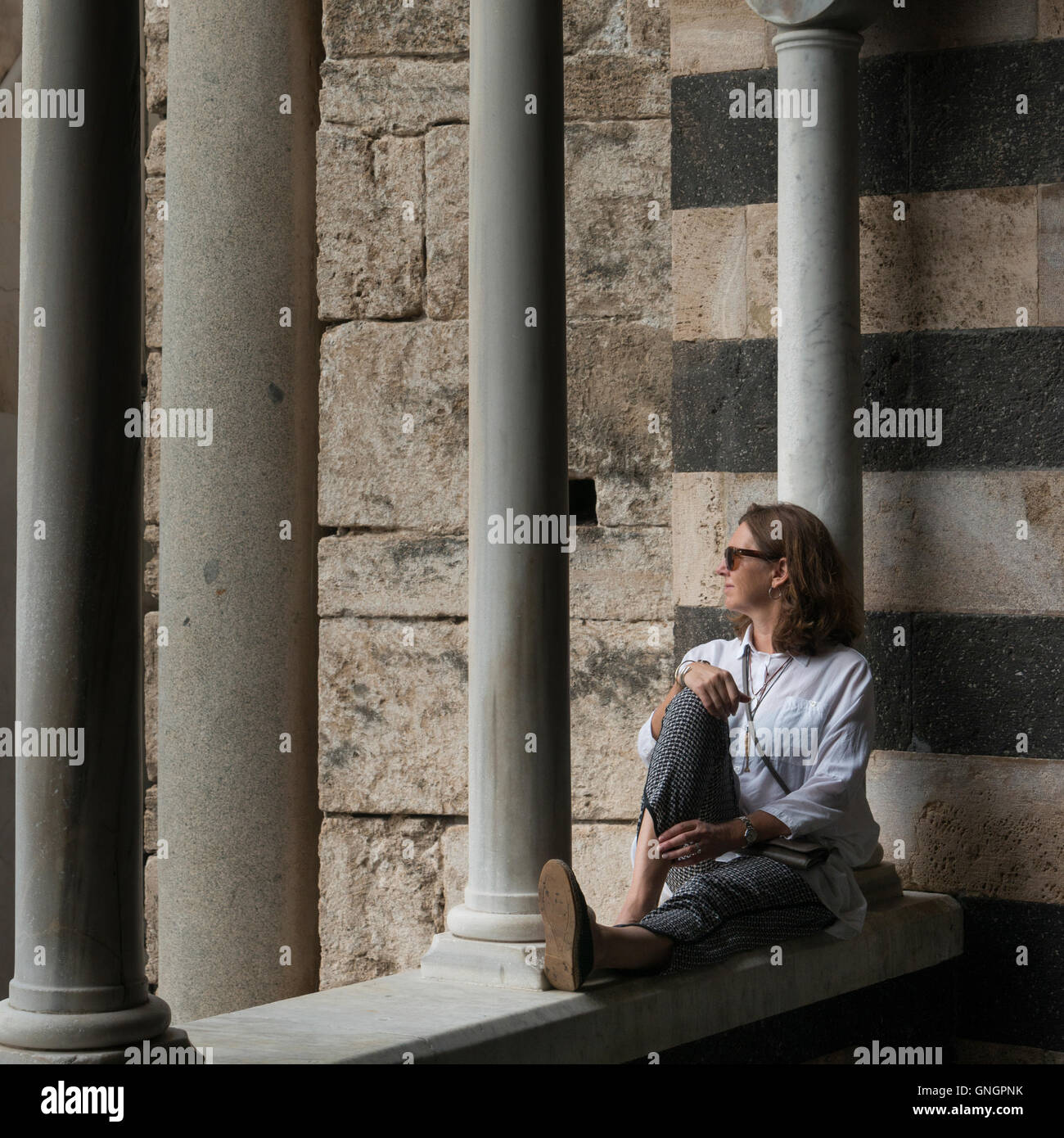 Donna seduta da colonne a Cattedrale di Amalfi, Amalfi e la Costiera Amalfitana - Salerno, Campania, Italia Foto Stock