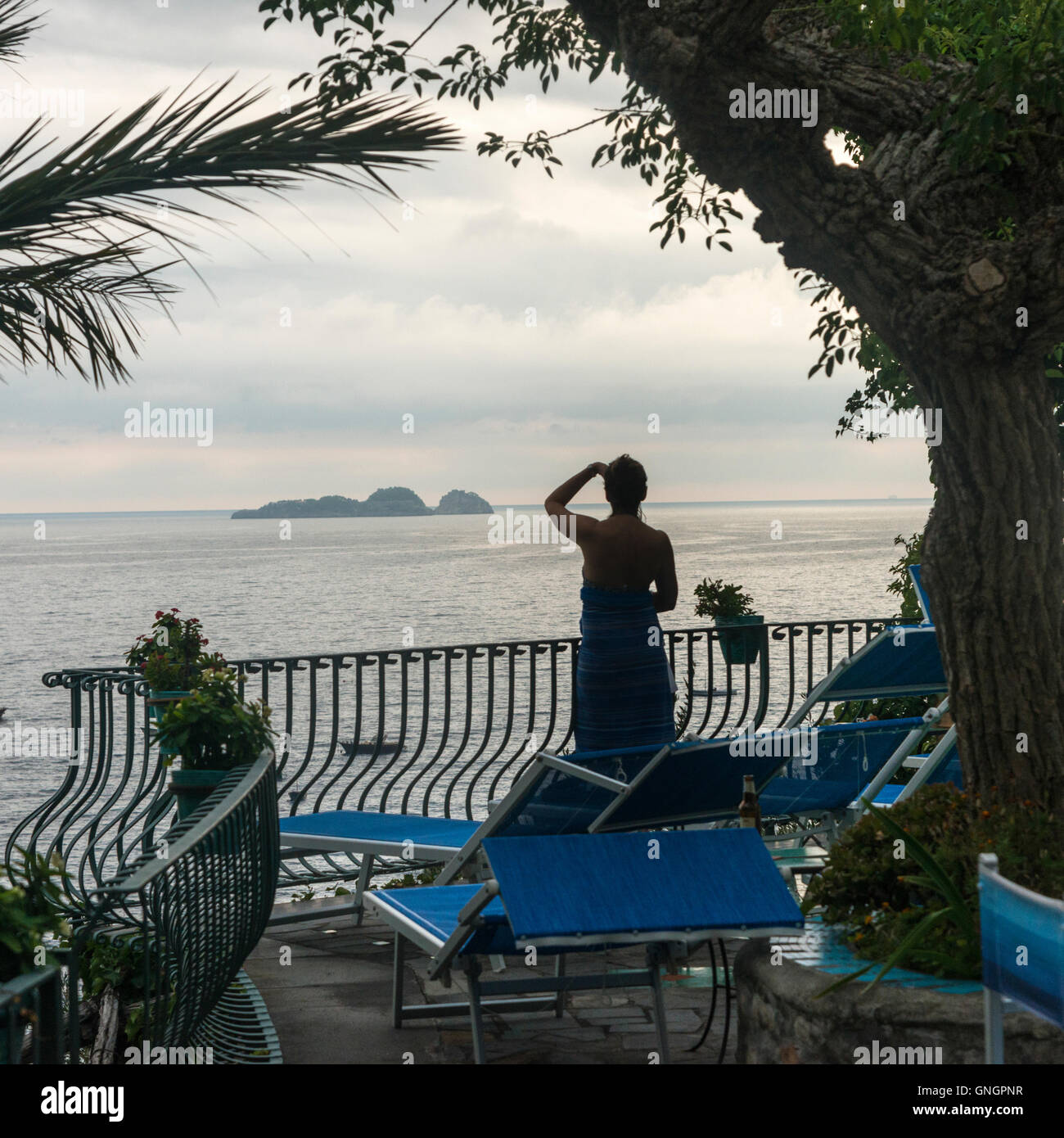 Donna che guarda il mare da un resort, Positano, Amalfi, Salerno, Campania, Italia Foto Stock