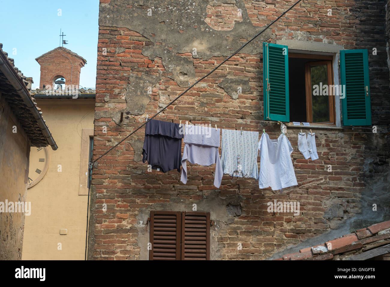 Basso angolo di visione di uno stendibiancheria appeso a parete, Montepulciano, Siena, Toscana, Italia Foto Stock