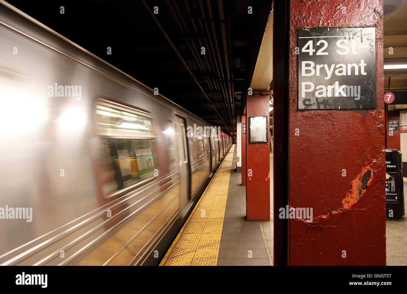 Vista di 42 St-Bryant Park stazione della metropolitana nel centro di Manhattan . Metropolitana di New York è il più trafficato di transito rapido sistema ferroviario in Foto Stock