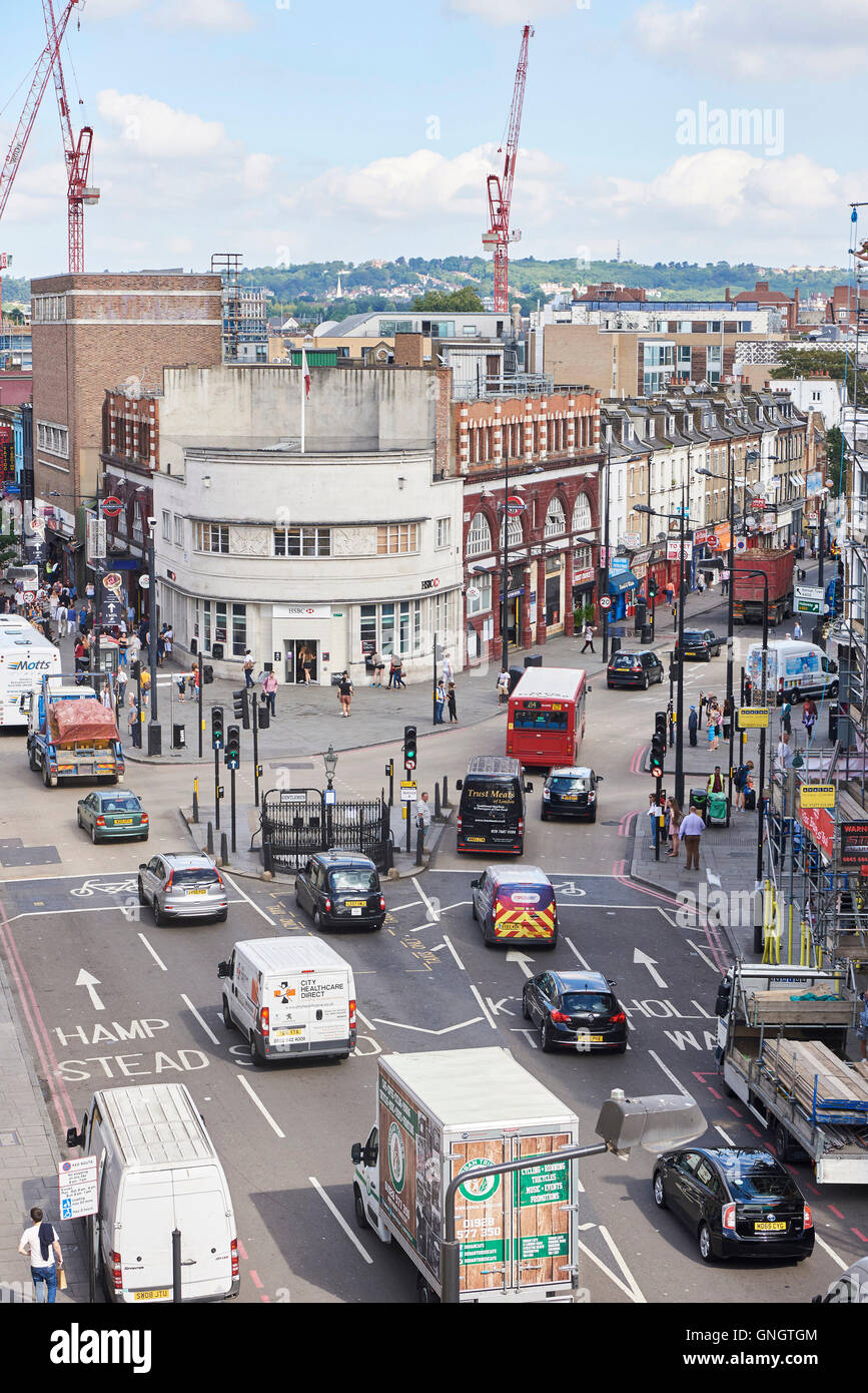 Il traffico su Camden High Street. Londra, Regno Unito Foto Stock