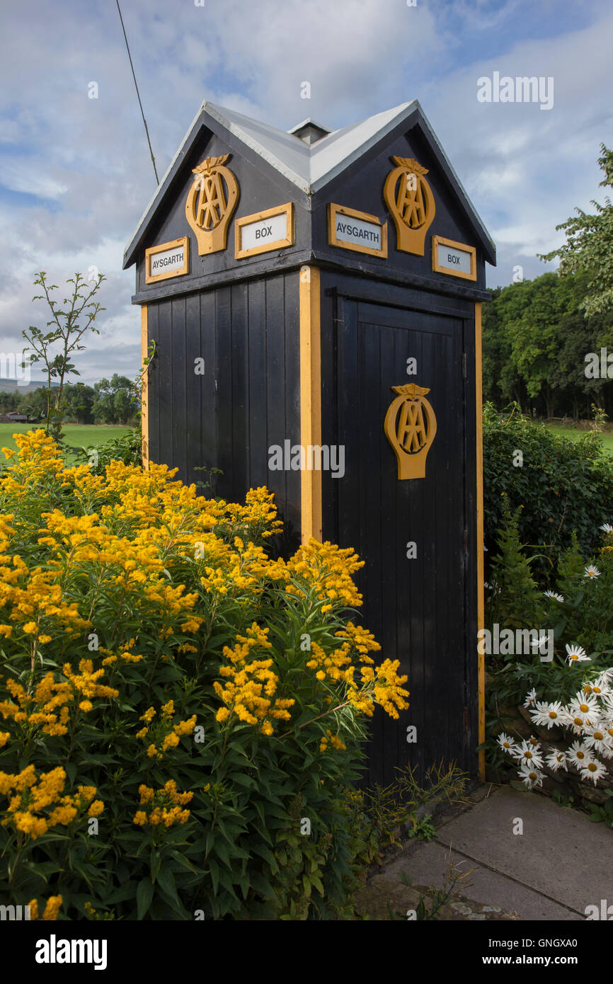 AA casella Telefono in Aysgarth North Yorkshire conosciuto anche come garitta. Questa è la casella AA 442 sulla A684 nei pressi di West Burton nel North Yorkshire. Foto Stock