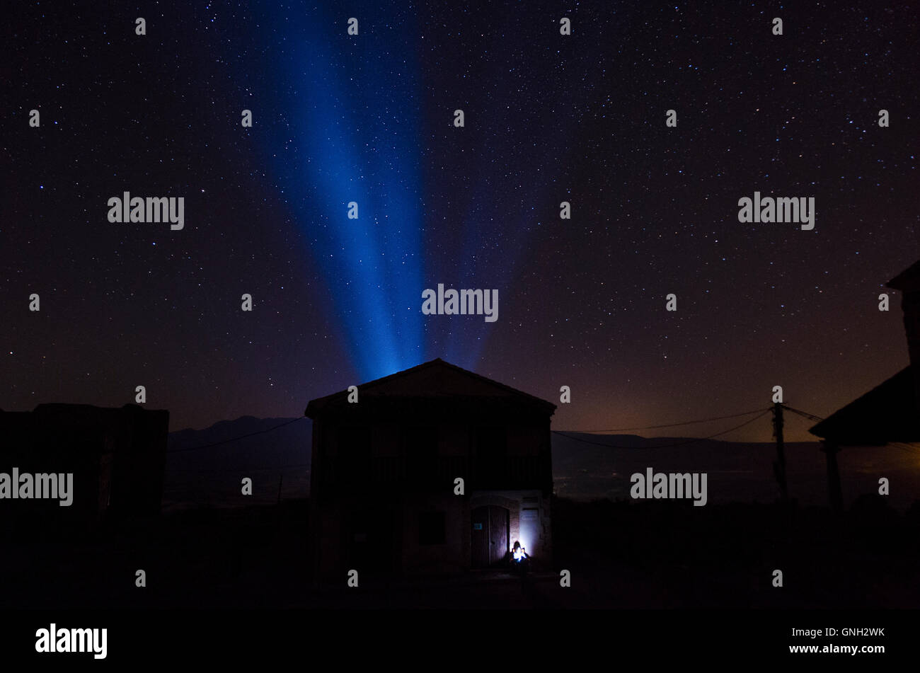 Silhouette di casa con luci blu e il cielo stellato, Spagna Foto Stock