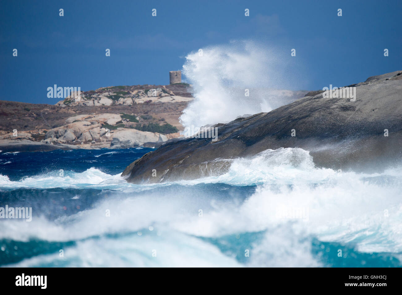Onde che colpiscono rocce lungo la costa vicino Calvi, Corsica, Francia Foto Stock