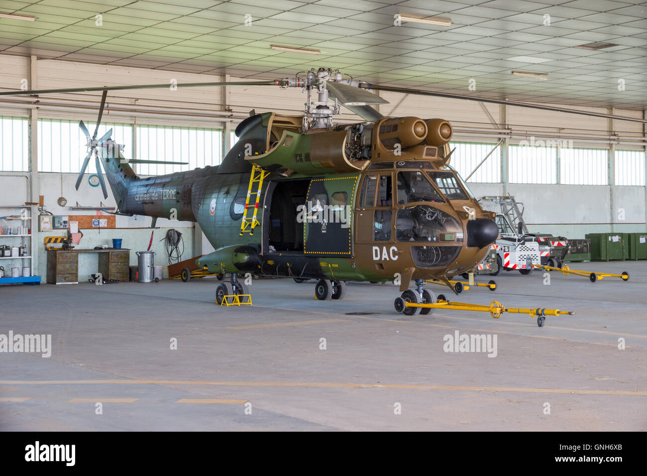 L esercito francese Puma elicottero in un hangar a casa base Etain-Rouvres Foto Stock