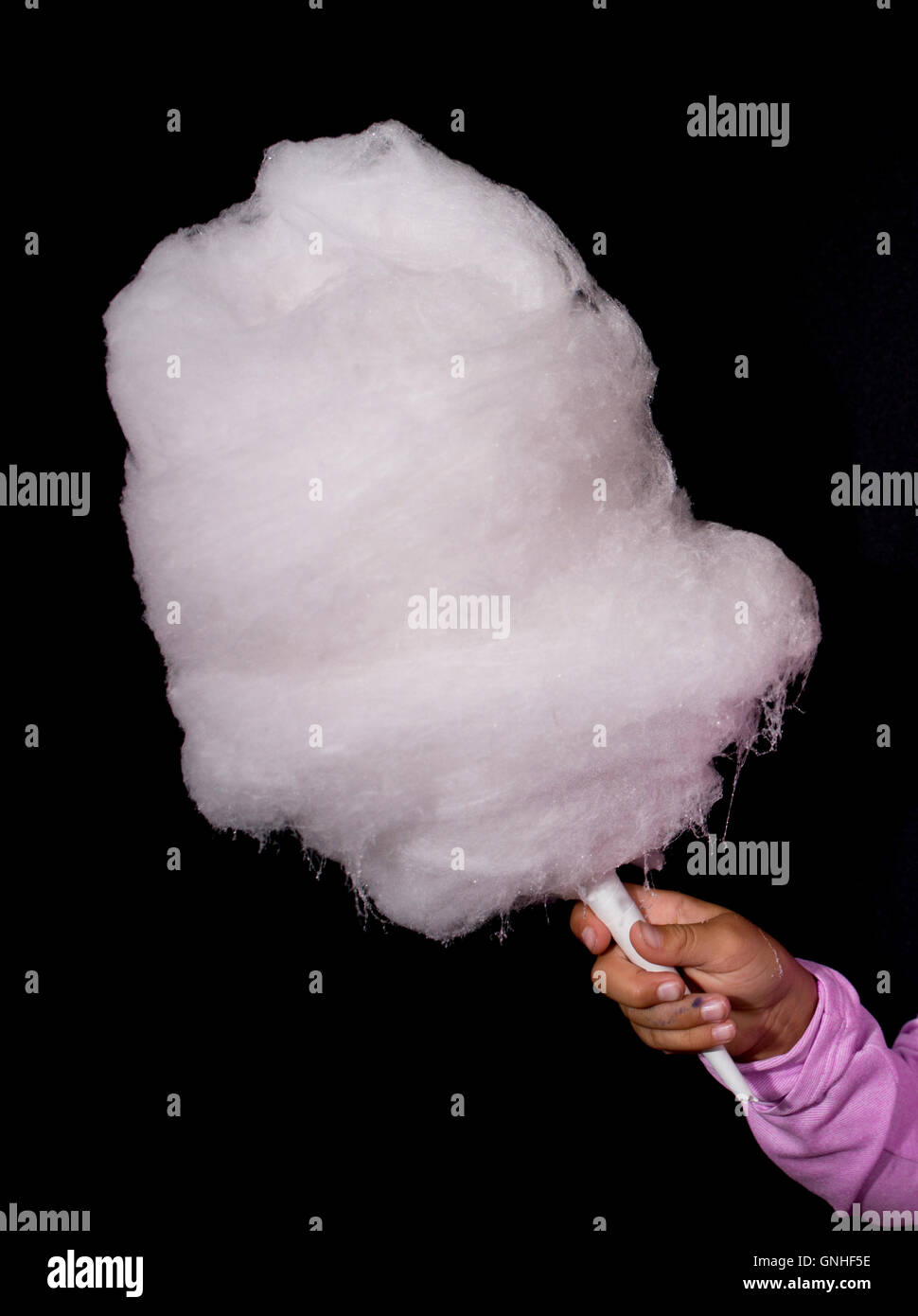 Fragola caramella di cotone è trattenuto da un bambino presso la Minnesota State Fair di San Paolo, MN, 27 agosto 2016 Foto Stock