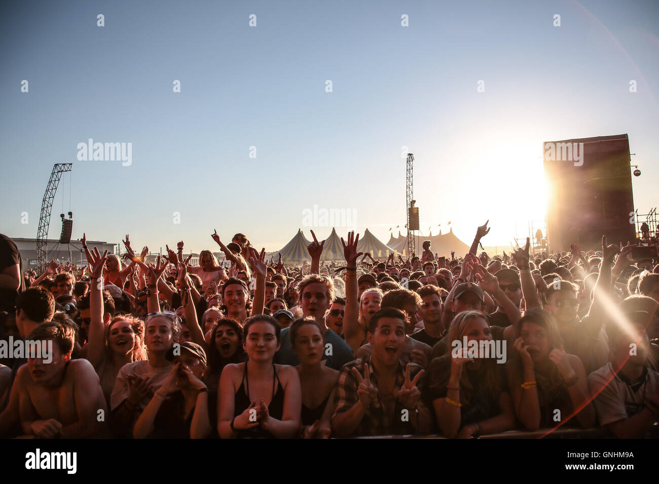 La folla davanti al palco principale al tramonto il giorno 1 del 2016 Festival della lettura. Picture Data: Venerdì 26 Agosto, 2016. Foto c Foto Stock