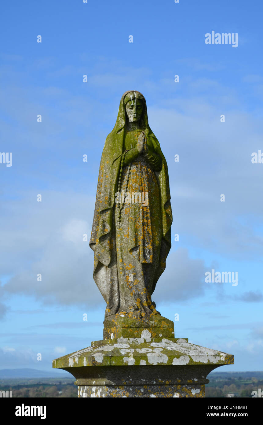 Statua della Madre Maria nel cimitero di Rocca di Cashel. Foto Stock