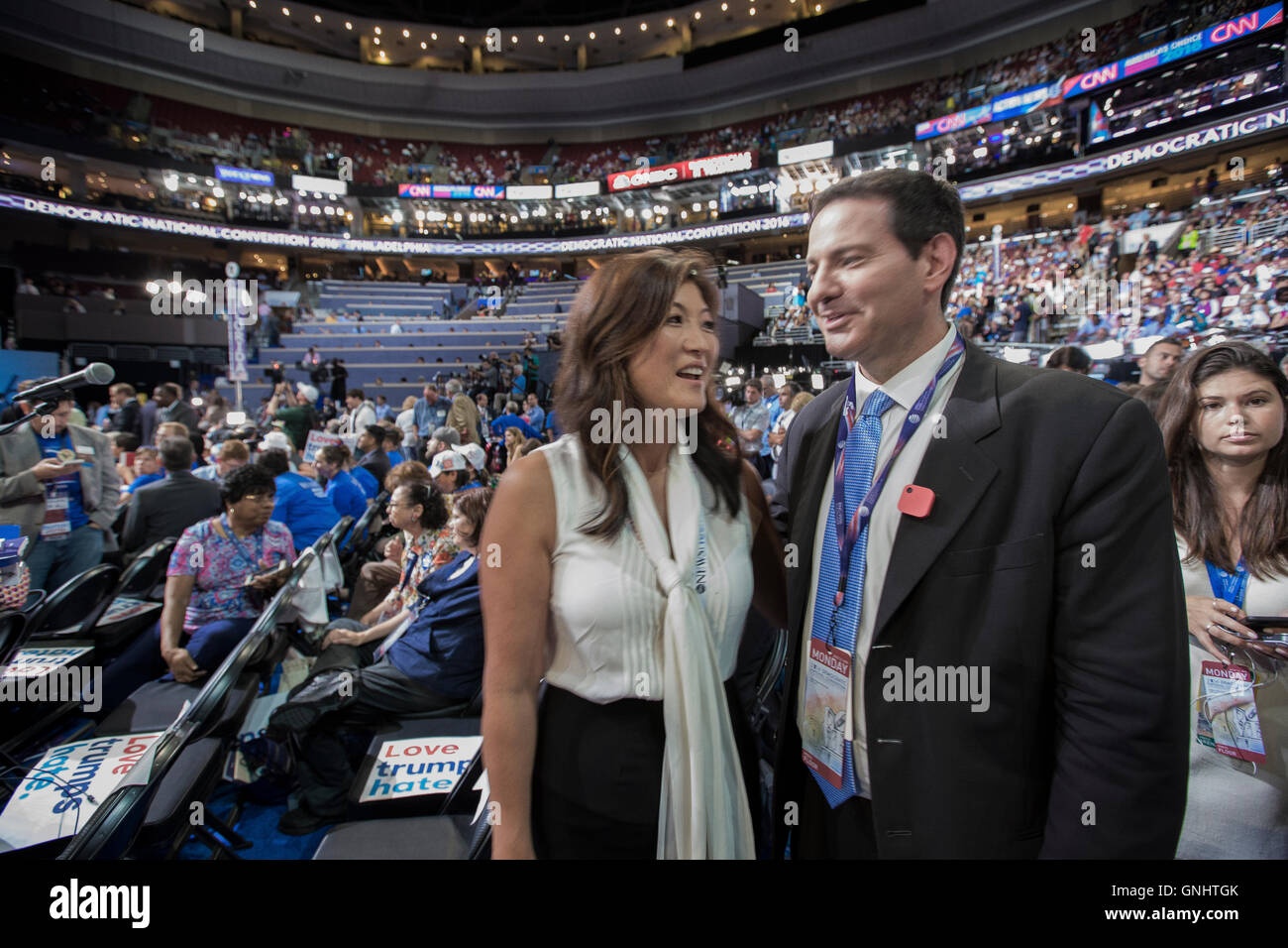 Philadelphia, Pennsylvania, USA, 25 luglio, 2016 JuJu Chang di ABC e Mark Halperin di Bloomberg alla convention democratica Foto Stock
