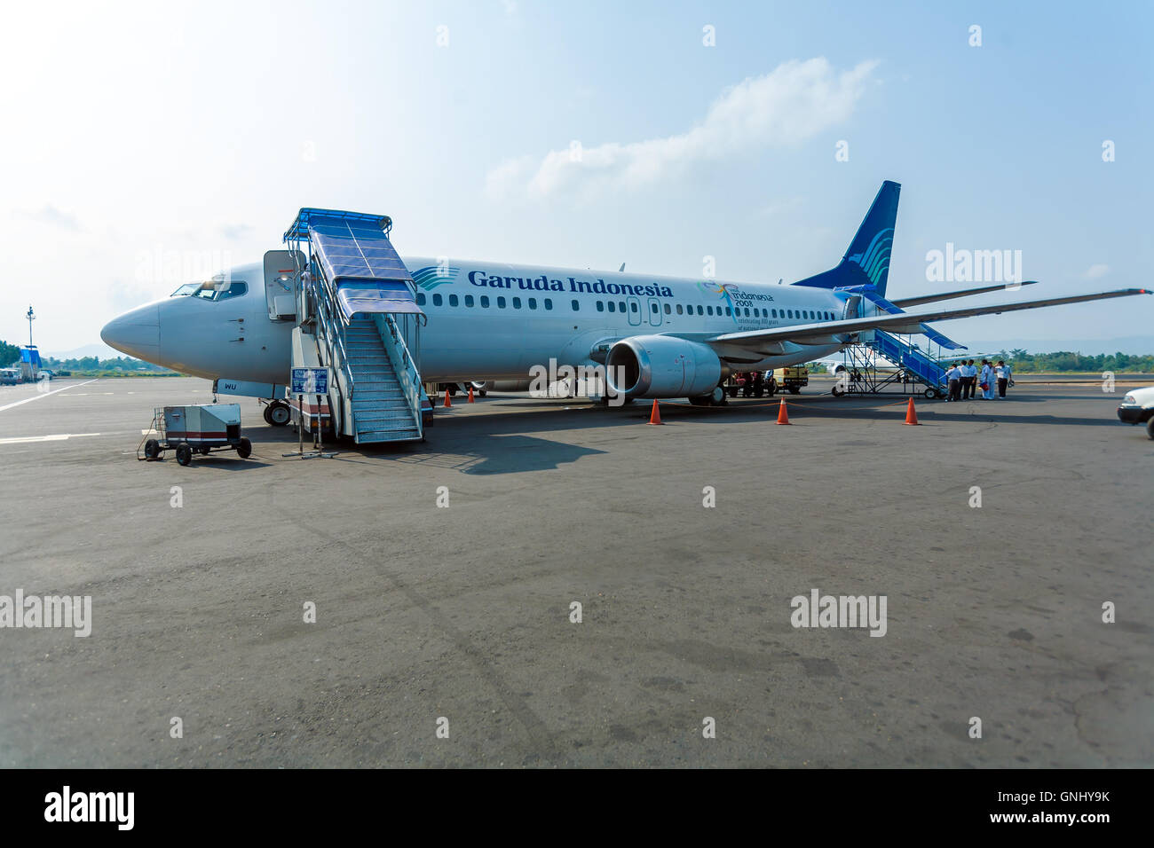 Aeroporto di Bali, Indonesia - Agosto 28, 2008: aereo della società Garuda al mattino prima della partenza Foto Stock