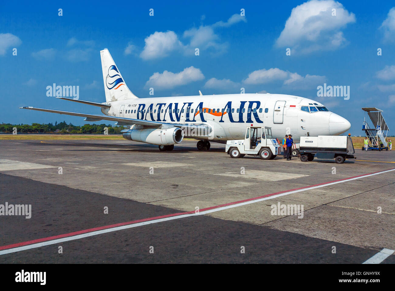 Aeroporto di Bali, Indonesia - Agosto 28, 2008: Aereo di Batavia Air company al mattino prima della partenza Foto Stock
