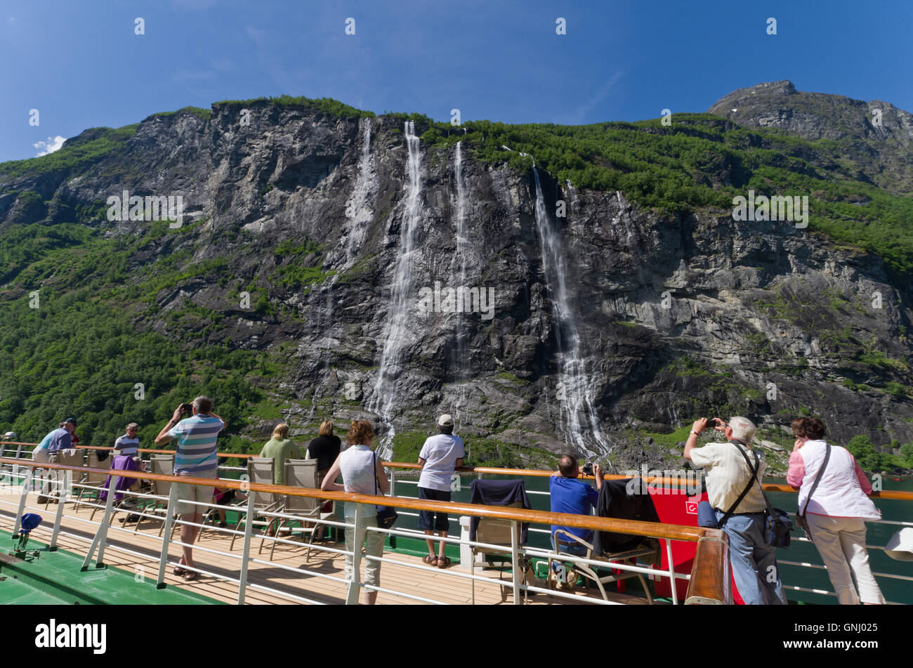 I passeggeri sul ponte della nave da crociera Arcadia scattare fotografie delle Sette sorelle cascata, Norvegia Foto Stock