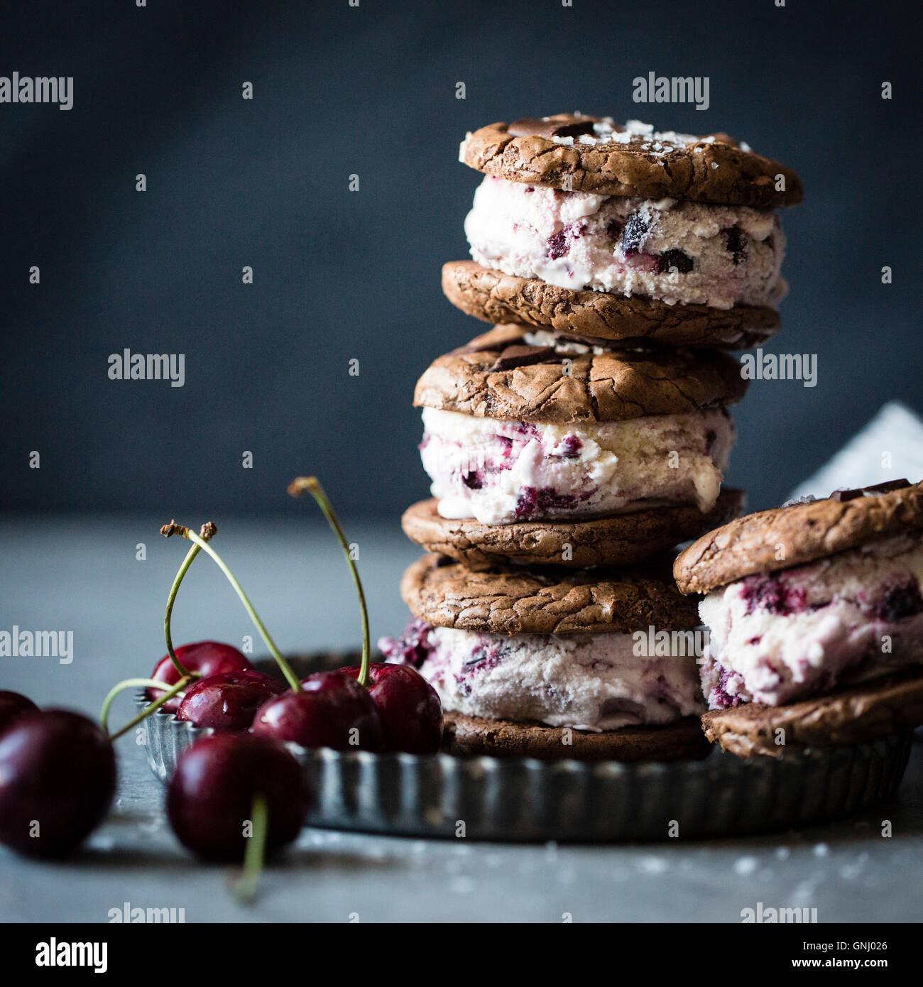 Arrosto di cherry ice cream sandwich salate con doppio cioccolato biscotti di farina di grano saraceno (gluten-free) Foto Stock