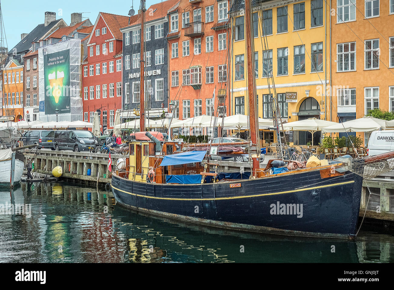 Barche in canale Nyhavn Nyhavn Copenhagen DANIMARCA Foto Stock