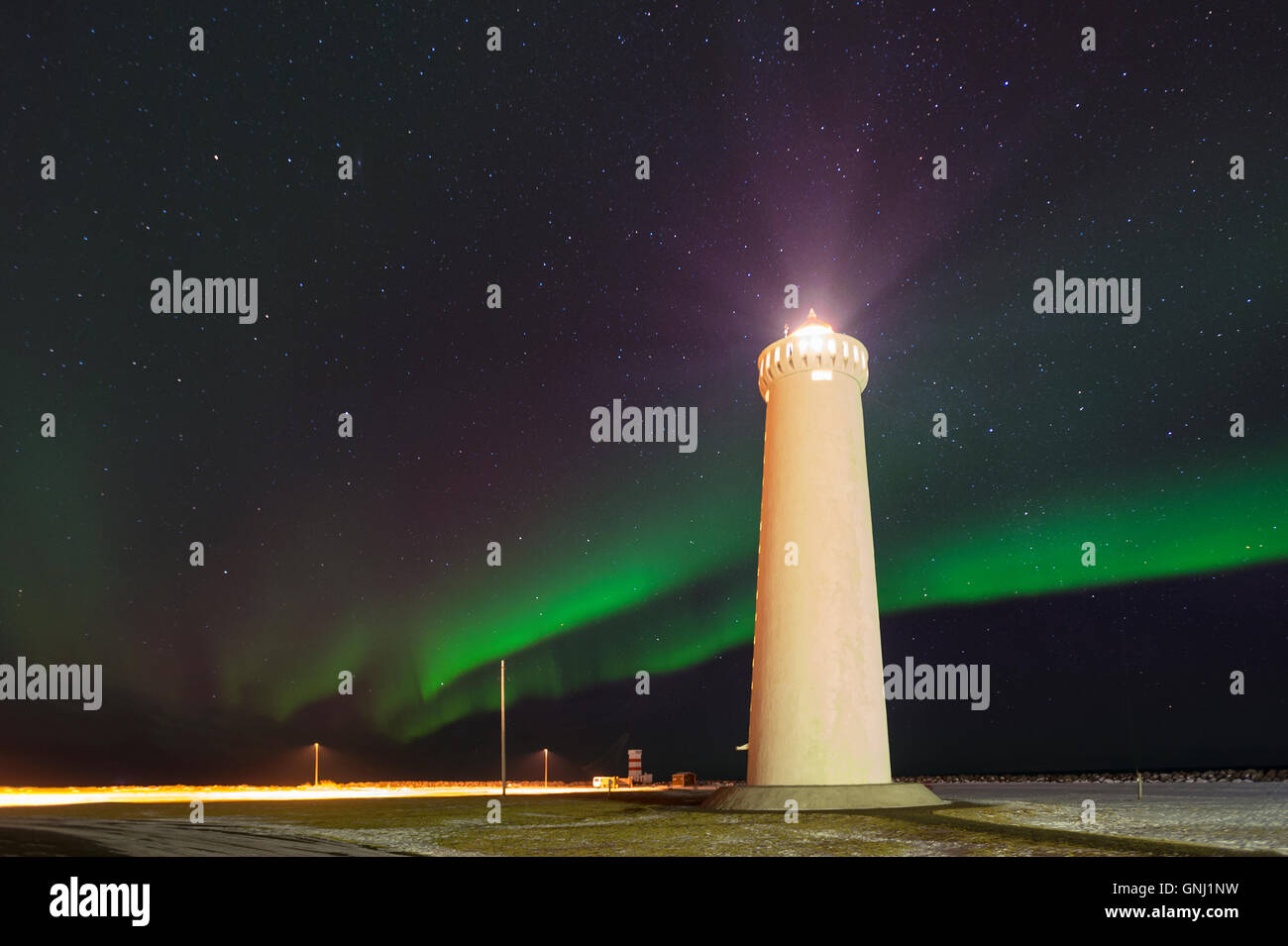 Aurora sopra il faro sulla Gardskagi, Keflavik, Islanda Foto Stock
