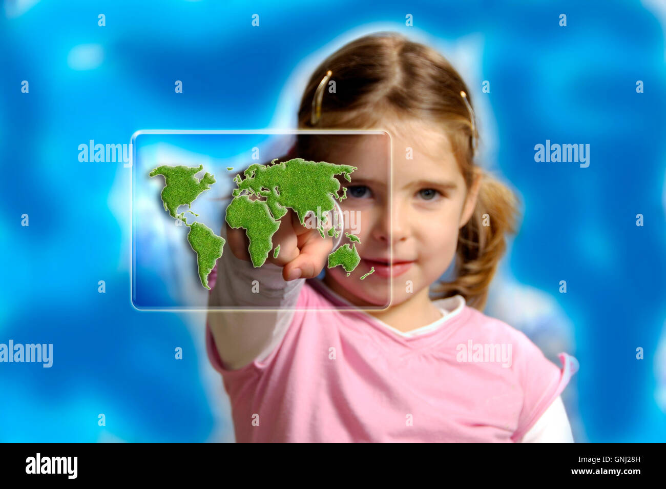 Ragazza puntando il dito ad una schermata con terra verde mappa - concetto per proteggere la terra per le generazioni future Foto Stock