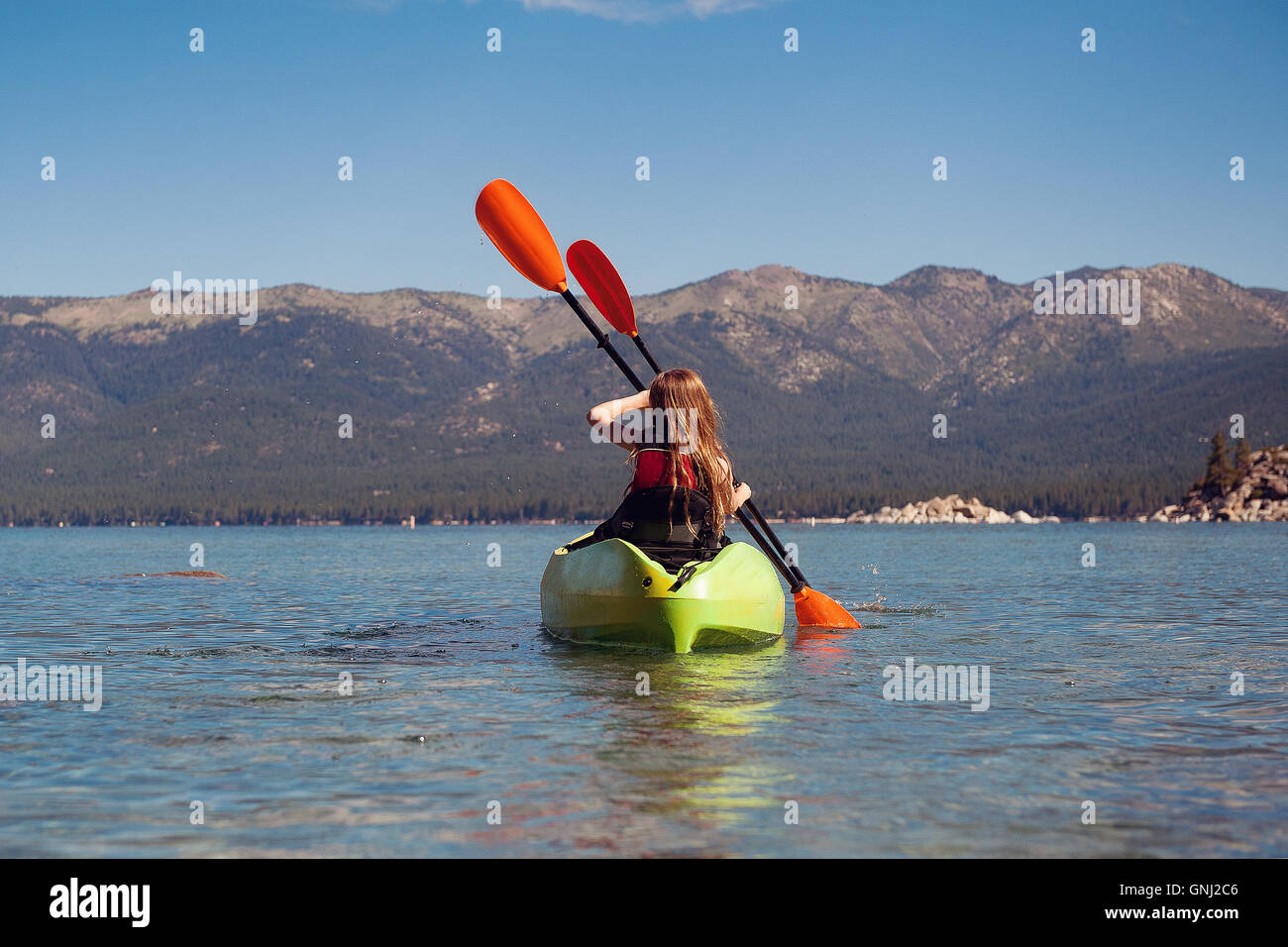 Vista posteriore di ragazza kayak con fratello, lago Tahoe, California, Stati Uniti Foto Stock