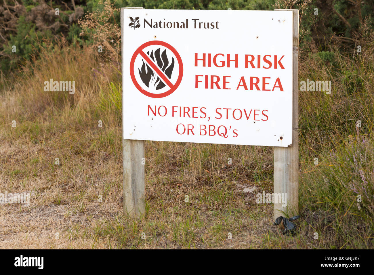Il National Trust ad alto rischio area fuoco incendi stufe o grigliate segno lungo il lato della strada a Studland, Dorset nel mese di agosto Foto Stock