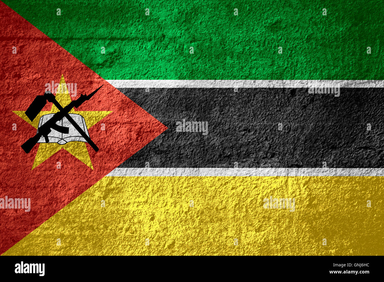 Bandiera del Mozambico o banner del Mozambico sulla trama ruvida Foto Stock