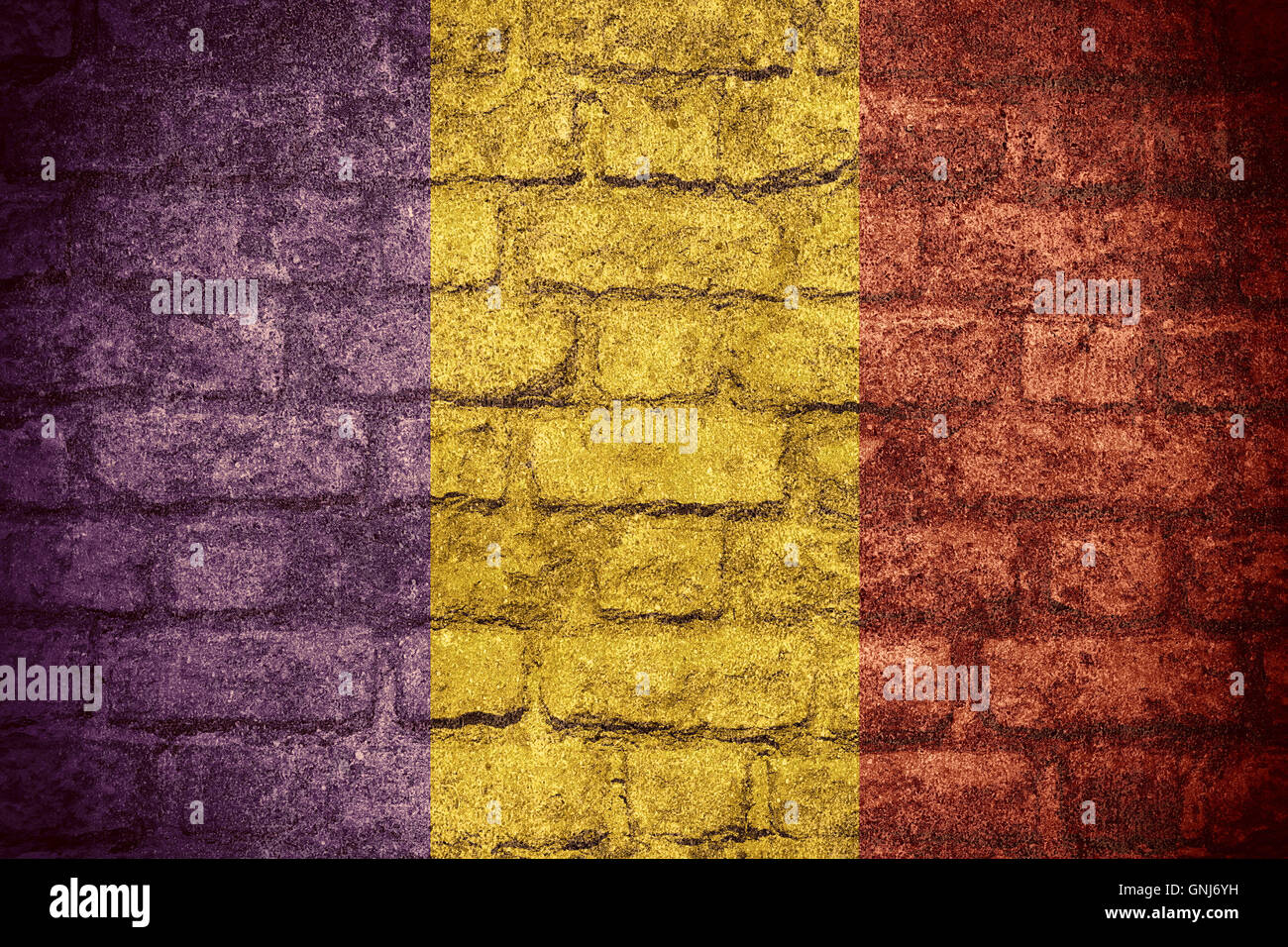 Bandiera della Romania o banner rumeno sulla texture di mattoni Foto Stock