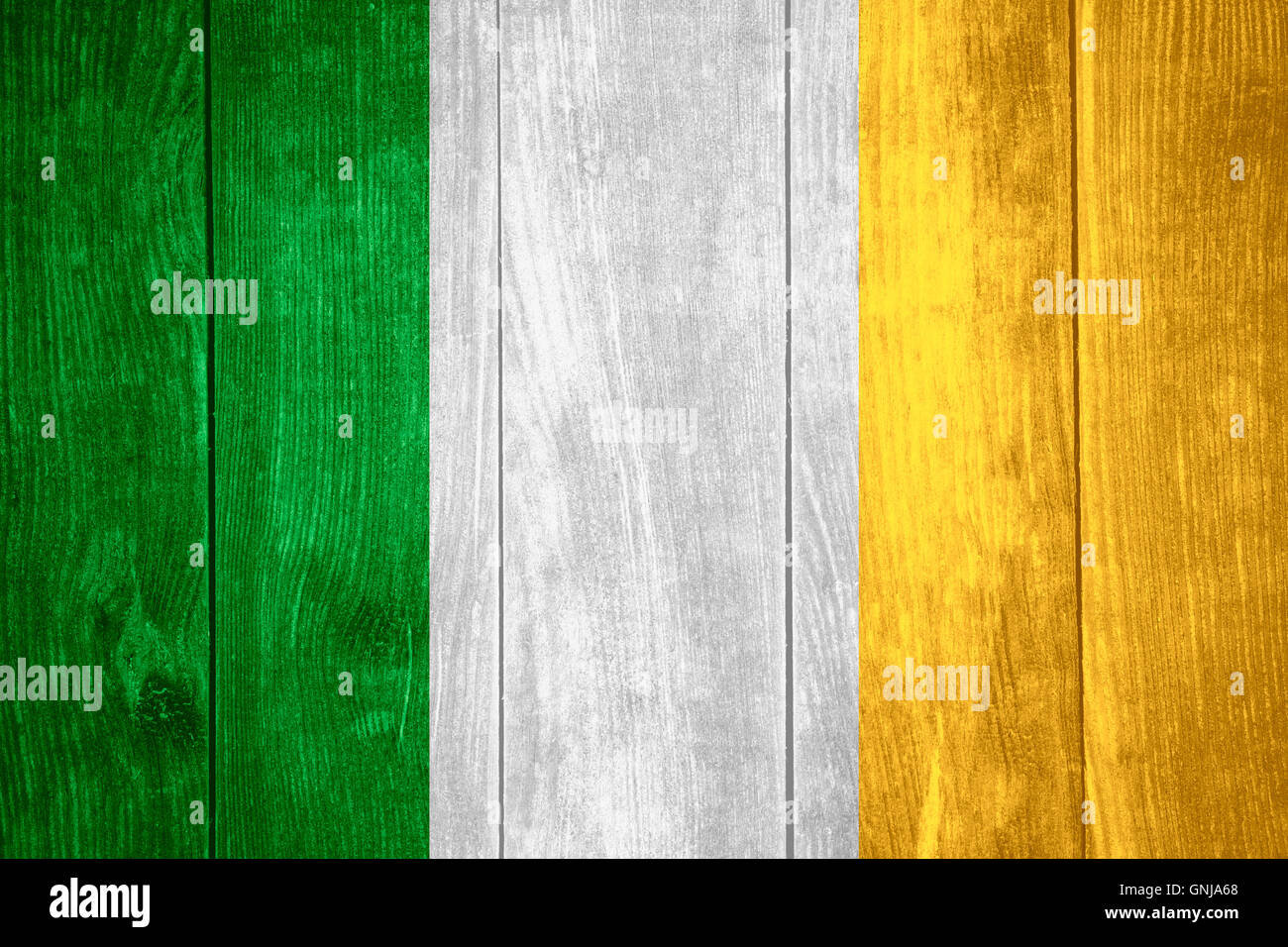 Bandiera dell'Irlanda o Irish banner su sfondo di legno Foto Stock