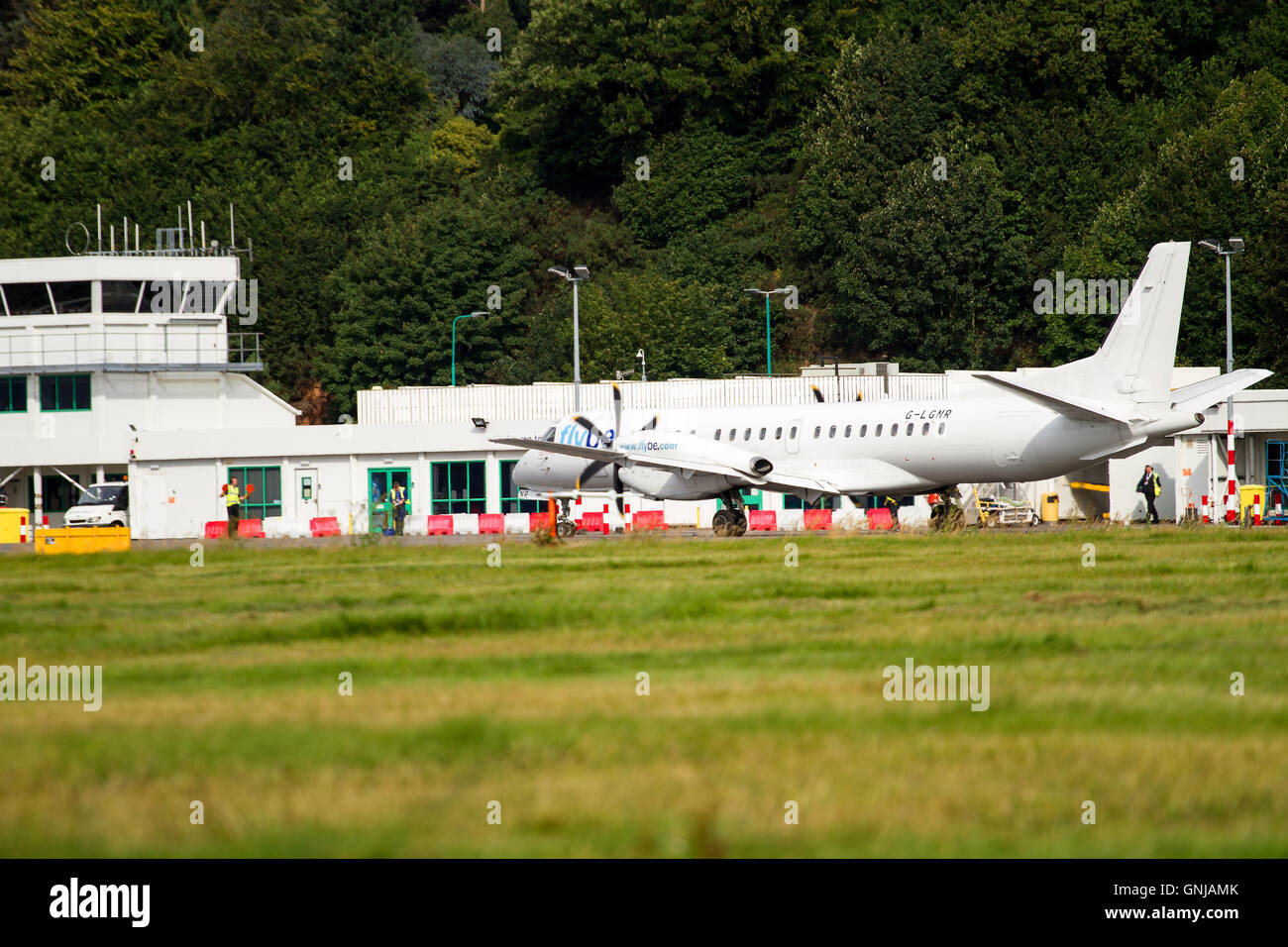 Un doppio motore a turboelica Flybe SAAB G-LGNR aereo ha appena atterrato all'aeroporto di Dundee, Regno Unito Foto Stock