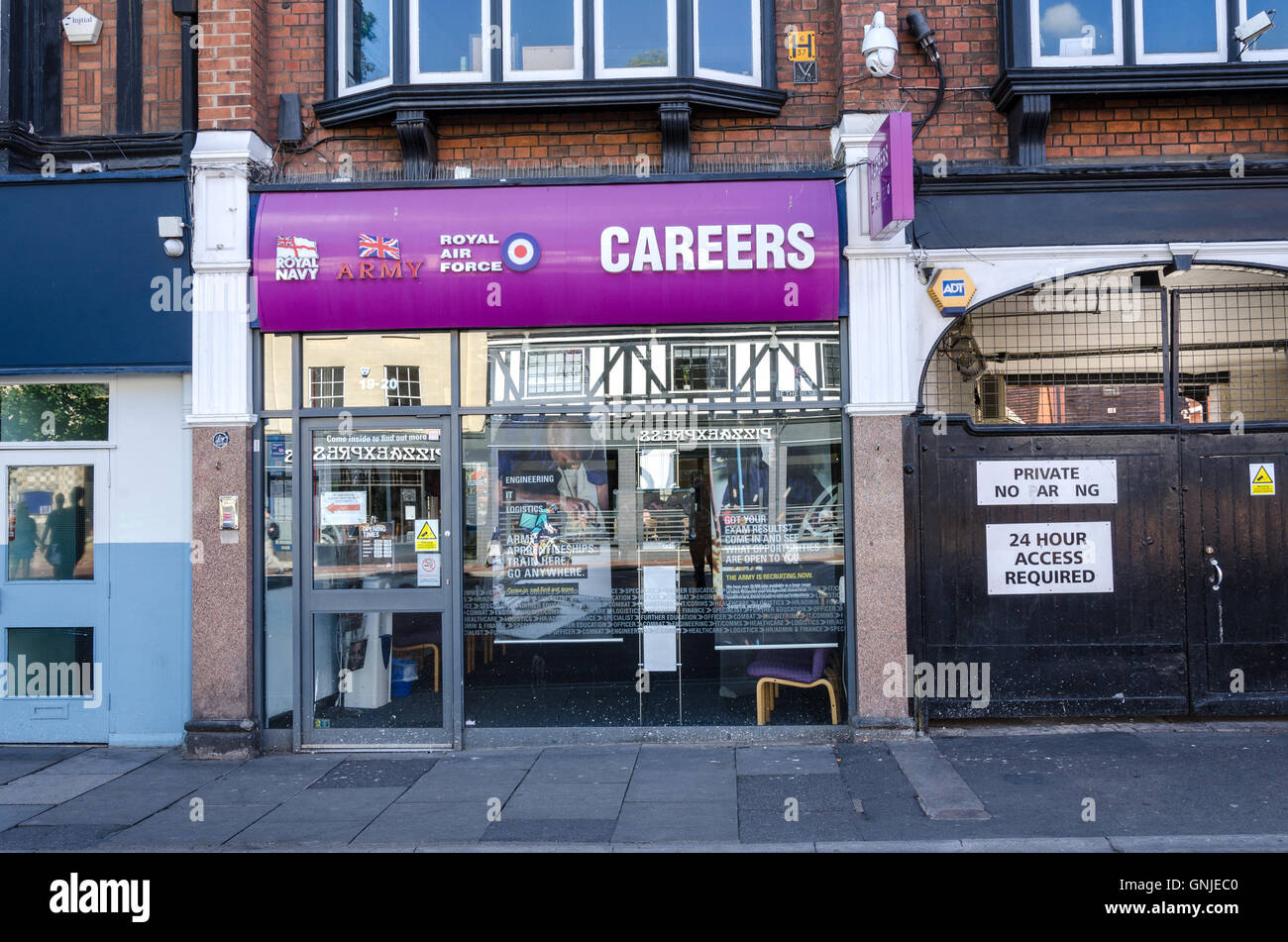 L'esercito, la marina e la Royal Air Force Ufficio Reclutamento su St Mary Butts in Reading, Berkshire. Foto Stock