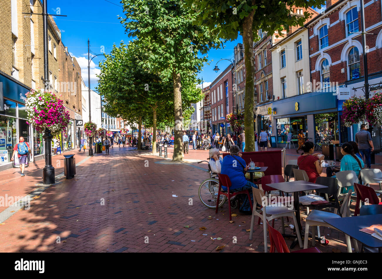 Una vista di Broad Street in Reading, Berkshire. Foto Stock