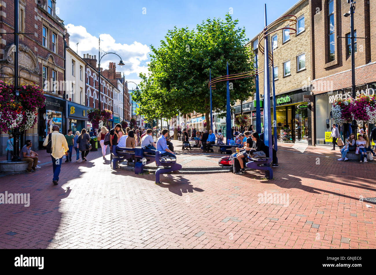 Una vista di Broad Street in Reading, Berkshire. Foto Stock