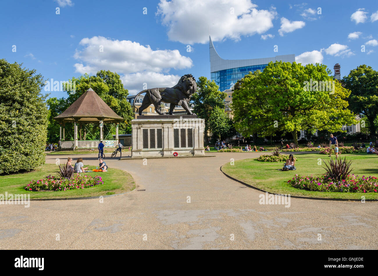 Una vista guardando attraverso Forbury Gardens in lettura, Regno Unito le funzionalità che il Maiwand Lion presso il centro. Foto Stock