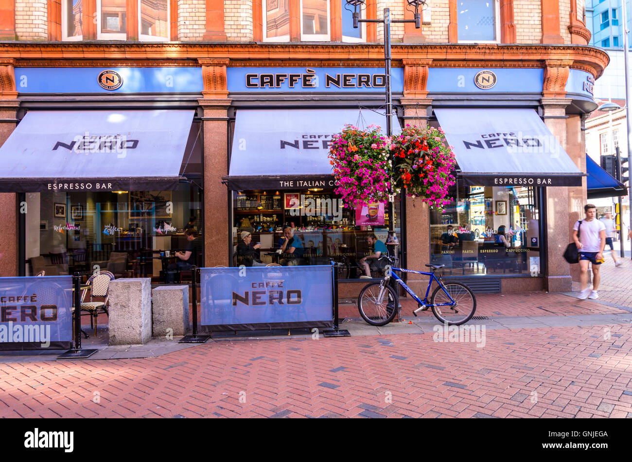 Caffe nero sull'angolo di Friar Street e Queen Victoria Street in Reading, Berkshire. Foto Stock
