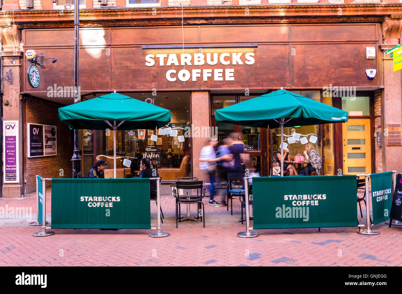 Uno Starbucks Cafe su Queen Victoria Street in Reading, Berkshire. Foto Stock