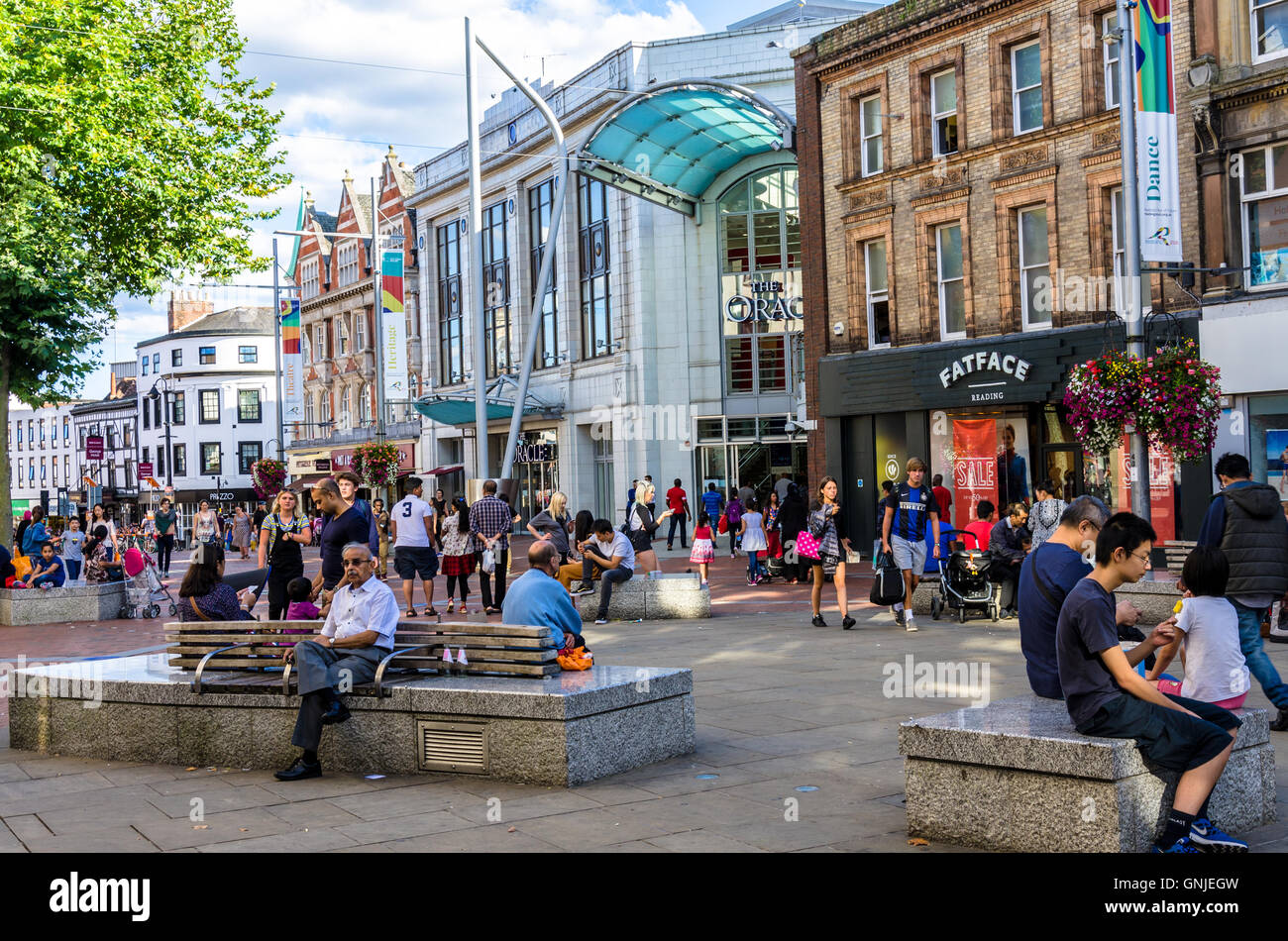Una vista di Broad Street in Reading, Berkshire che include un ingresso nell'Oracle Shopping Mall. Foto Stock