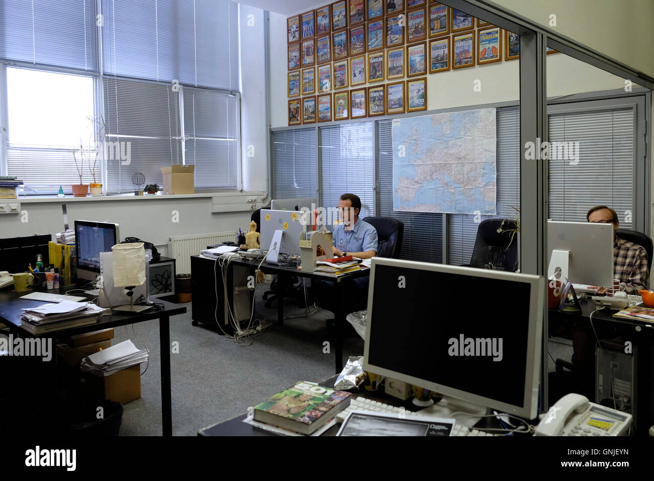 I dipendenti lavorano presso la redazione della rivista "National Geographic Traveler" di Mosca, Russia Foto Stock