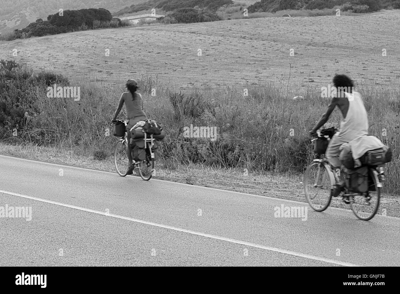 Il turismo in bicicletta sulle strade della Sardegna, andate avanti io vi seguo! Foto Stock