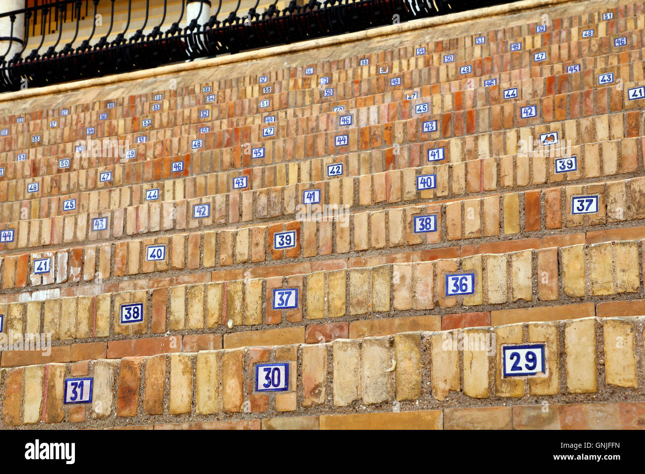 Posti a sedere numerati in una corrida di Spagna Foto Stock