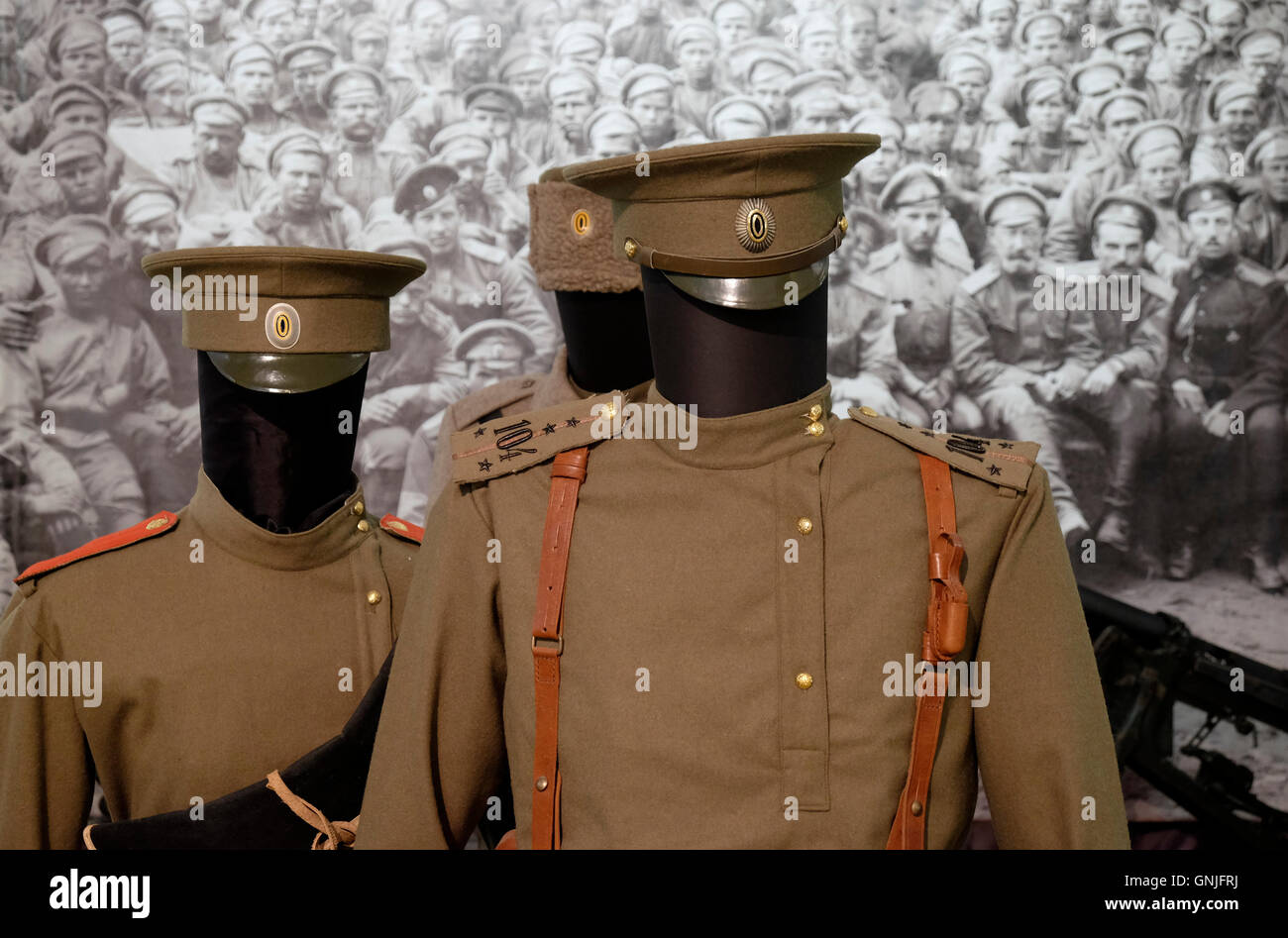 Uniformi dell'esercito imperiale russo esposte al Museo centrale statale di storia contemporanea della Russia che esamina la storia russa in un periodo di 150 anni, a partire dagli anni '1860 fino agli attuali day.in Mosca Russia Foto Stock