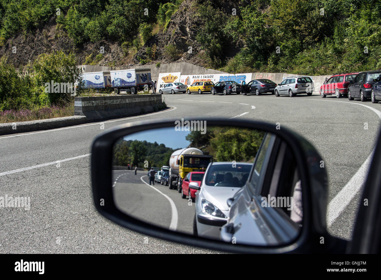 Montenegro - una linea chiusa di veicoli formati a causa di un incidente di traffico su strada - Kolasin Podgorica Foto Stock