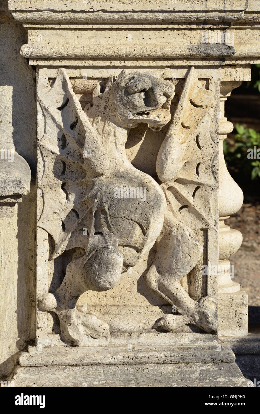 Il drago, emblema della casa borghese della nobile famiglia italiana,dal barocco balaustra in Villa Borghese parco pubblico, Roma Foto Stock
