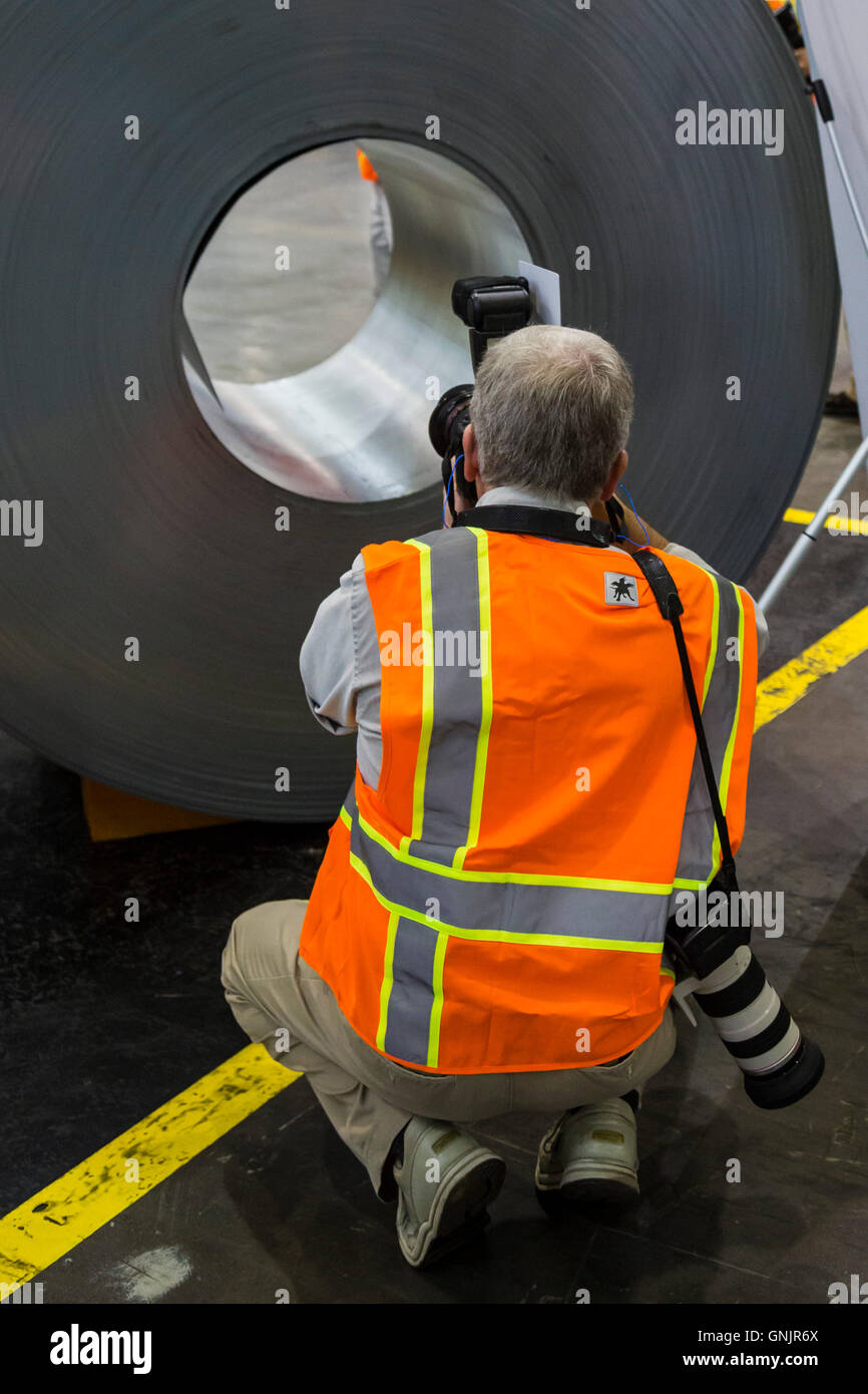 Sterling Heights, Michigan - Un fotografo Getty al lavoro durante un tour di Chrysler Fiat Automobiles' Sterling Stampaggio Plant Foto Stock