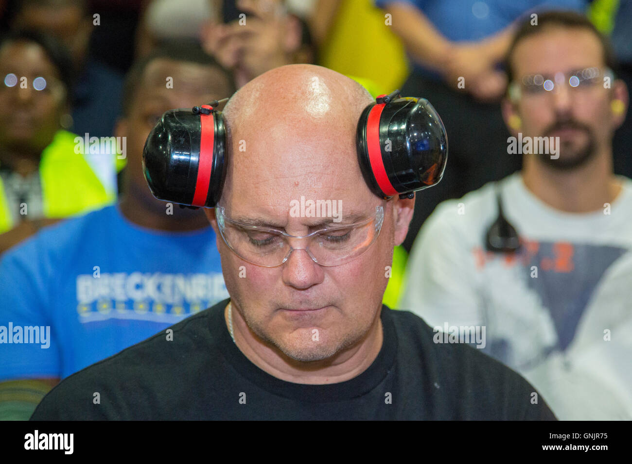 Sterling Heights, Michigan - Lavoratore presso Fiat Chrysler automobili' Sterling Stampaggio Plant memorizza la protezione dell'udito sulla sua testa. Foto Stock