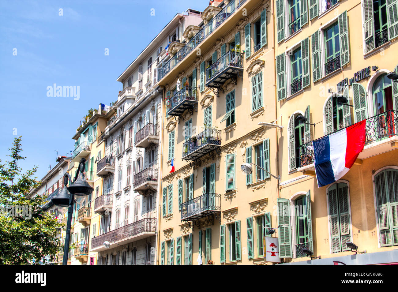 Nizza, Francia - luglio 2016: facciate di case sulla strada di Nizza sulla Costa Azzurra Foto Stock