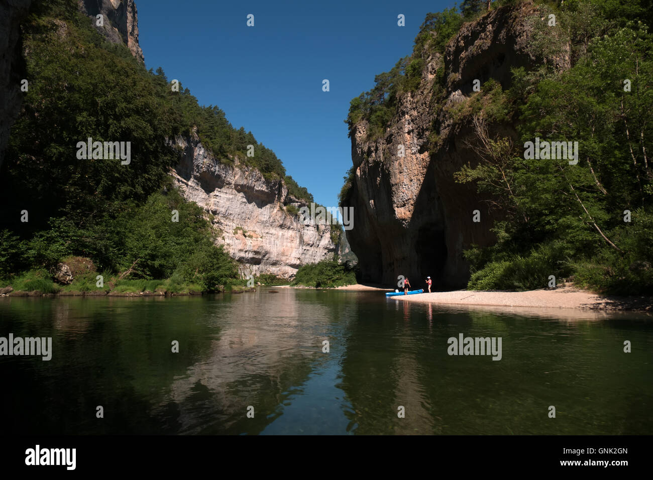 Escursione in barca lungo il Gorges du Tarn nel sud della Francia. Francese natural paesaggio con fiume, canyon, Montagne, acqua cristallina Foto Stock