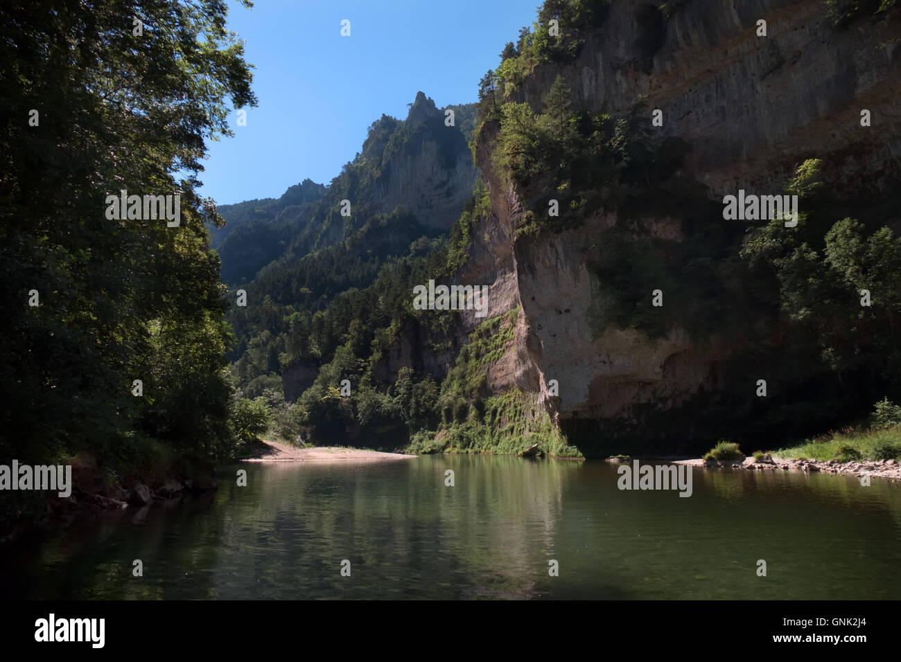 Escursione in barca lungo il Gorges du Tarn nel sud della Francia. Francese natural paesaggio con fiume, canyon, Montagne, acqua cristallina Foto Stock