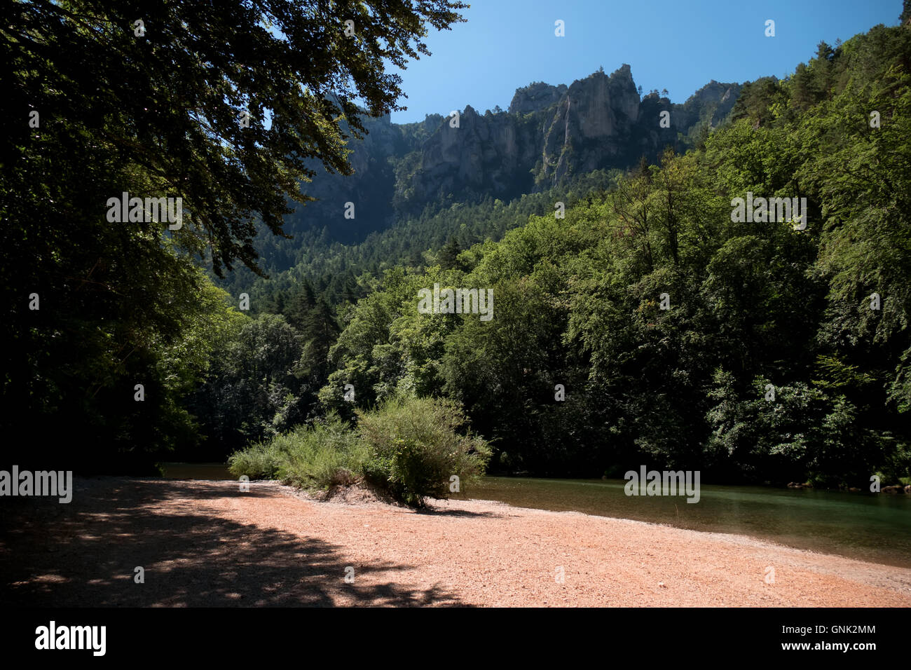 Escursione in barca lungo il Gorges du Tarn nel sud della Francia. Francese natural paesaggio con fiume, canyon, Montagne, acqua cristallina Foto Stock