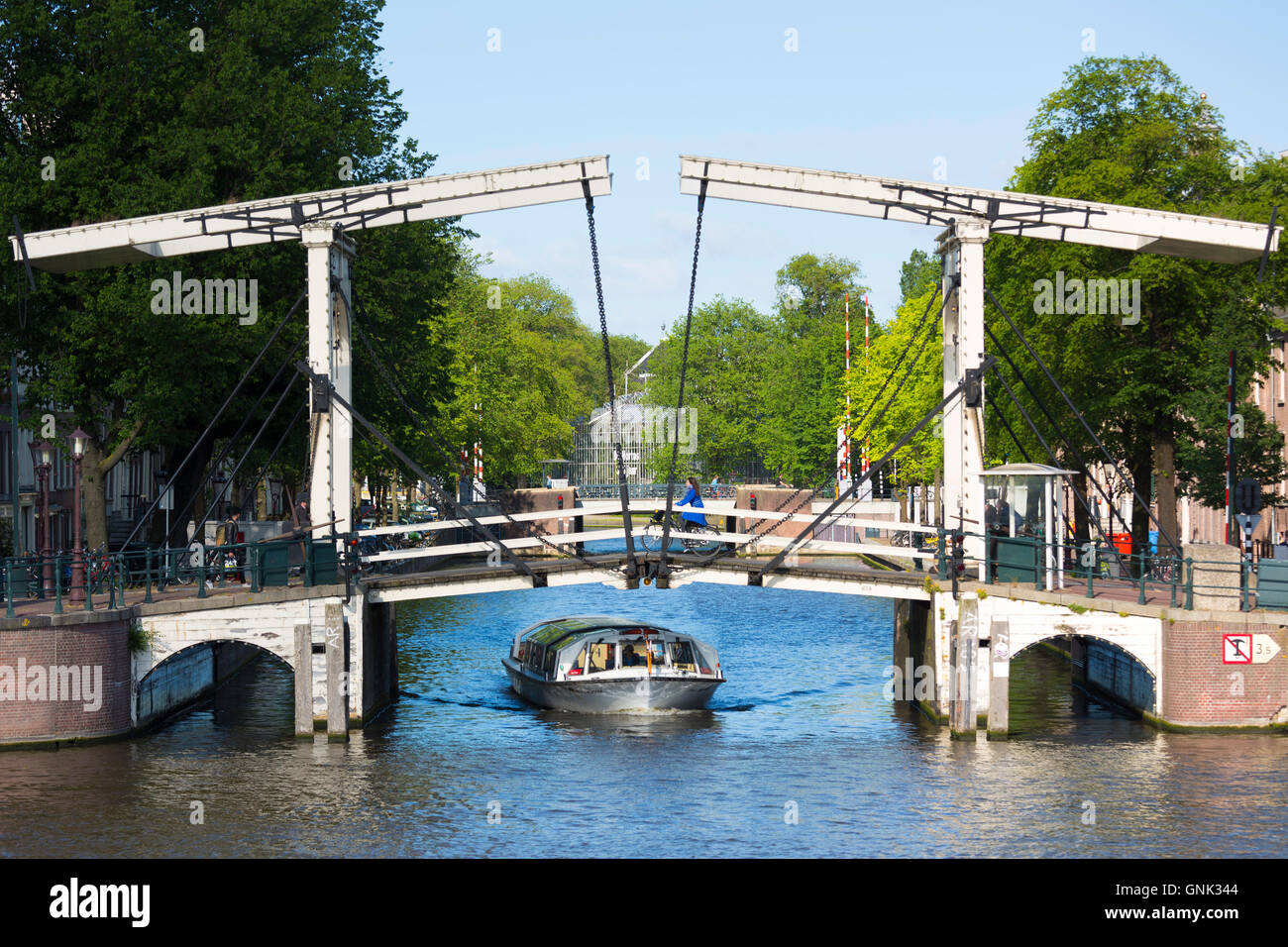 Imbarcazione da diporto tenendo turisti in gita cruise tour dei famosi canali e ponti di Amsterdam, Olanda Foto Stock