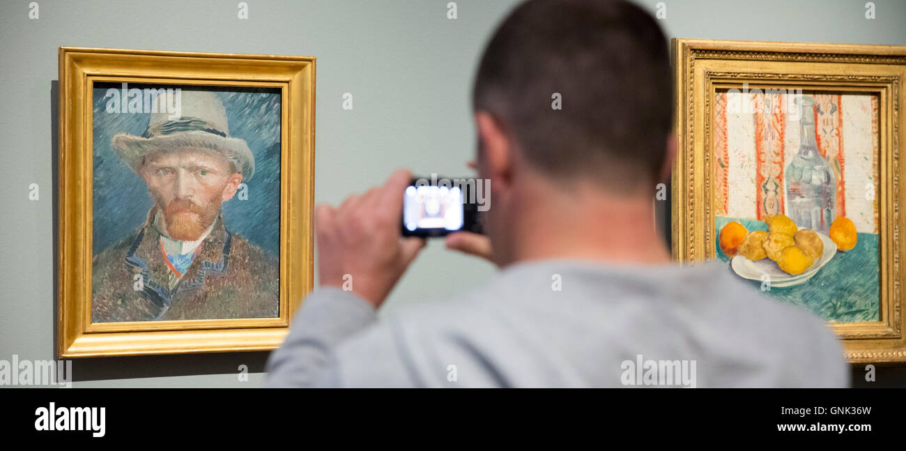 Visitatore fotografie sullo smartphone Autoritratto di Vincent Van Gogh al Rijksmuseum, Amsterdam, Olanda Foto Stock