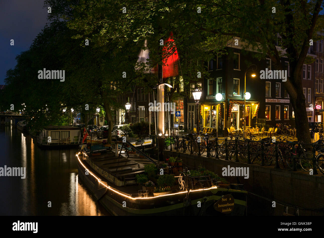 Banca Canale di Beagle bar che serve birra Heineken in Prinsengracht, Amsterdam, Olanda Foto Stock