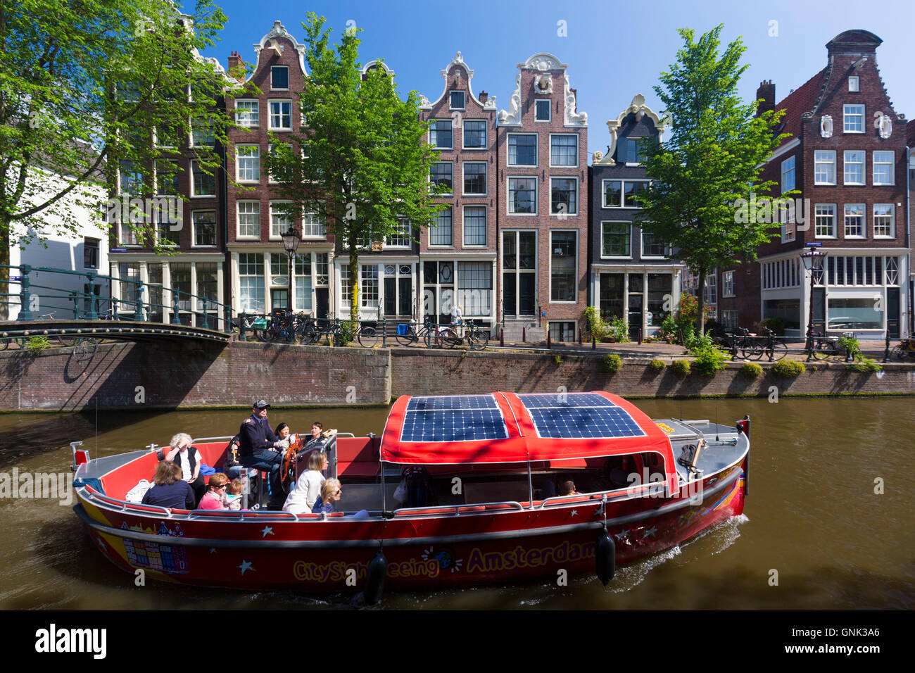 Canal tour crociera Barca chiatta porta i turisti gruppo da banca Canale di Beagle case a capanna - Olandese gables - Brouwersgracht, Amsterdam, Hollan Foto Stock