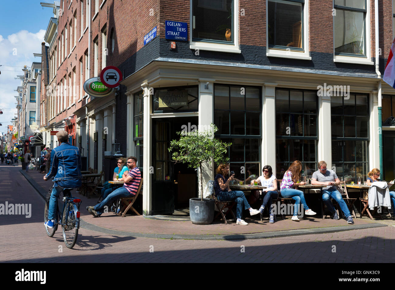 Persone bere al bar in Egelantierstraacht nel trendy quartiere Jordaan di Amsterdam, Olanda Foto Stock
